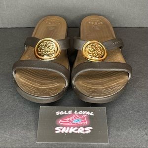 Crocs Womens Sanrah Circle Sandals Size 4 Brown w/ Medallion Slide Slip On 14958